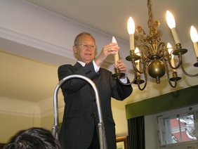 Oberbürgermeister Dr. Ivo Holzinger beim Hineindrehen der neuen Energiesparlampen in seinem Amtszimmer. Foto: Pressestelle Stadt Memmingen.