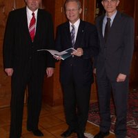 Foto des Bürgermeisters und den beiden Direktoren der Business School